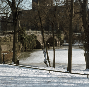 119339 Gezicht op de Abstederbrug over de Stadsbuitengracht te Utrecht.